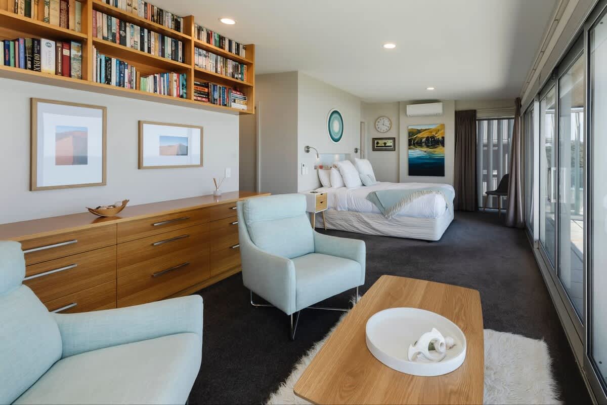 Clifftops – oceanfront retreat in Oakura Beach