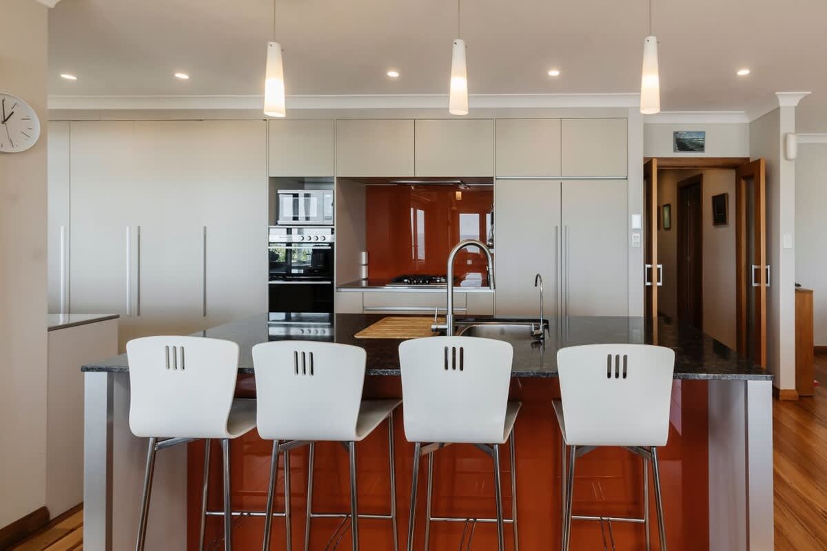 Clifftops – oceanfront retreat in Oakura Beach