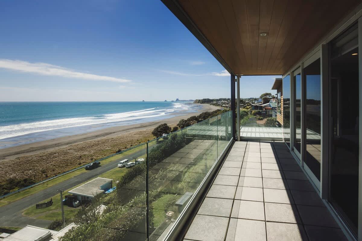 Clifftops – oceanfront retreat in Oakura Beach