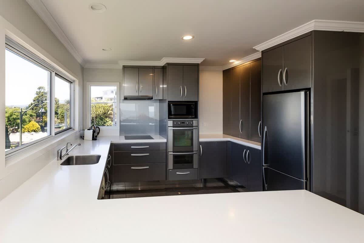 Ngamotu Vista – 5BR home with harbour views