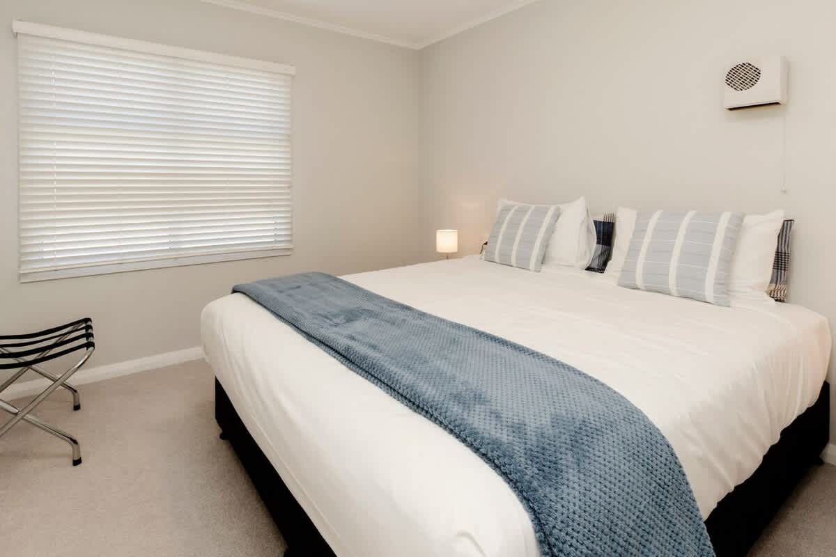 Ngamotu Vista – 5BR home with harbour views