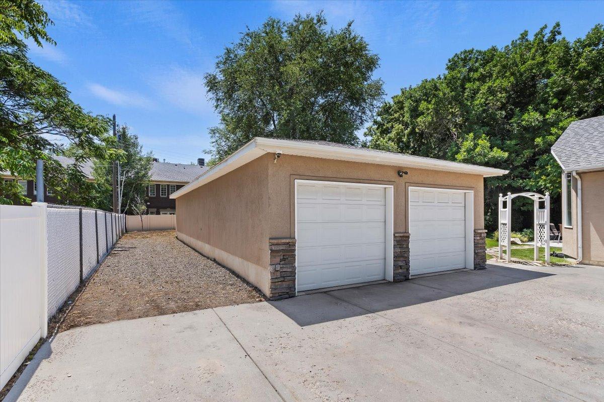 Huge 6 car detached garage & RV parking