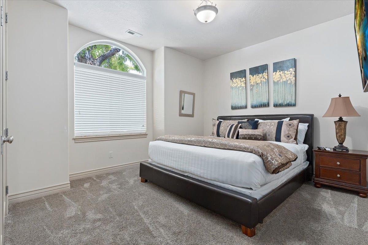 3rd bedroom, king bed on main