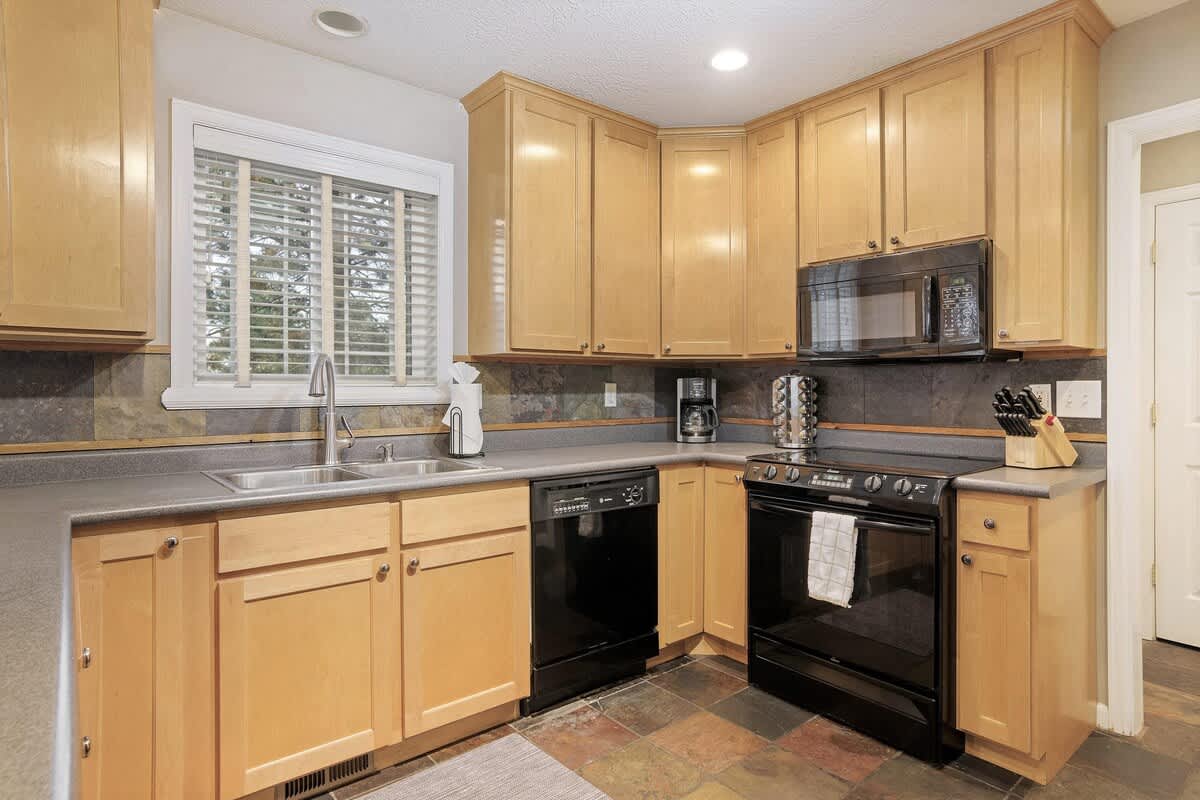 Spice rack, coffee maker, cutlery block and supplies provided