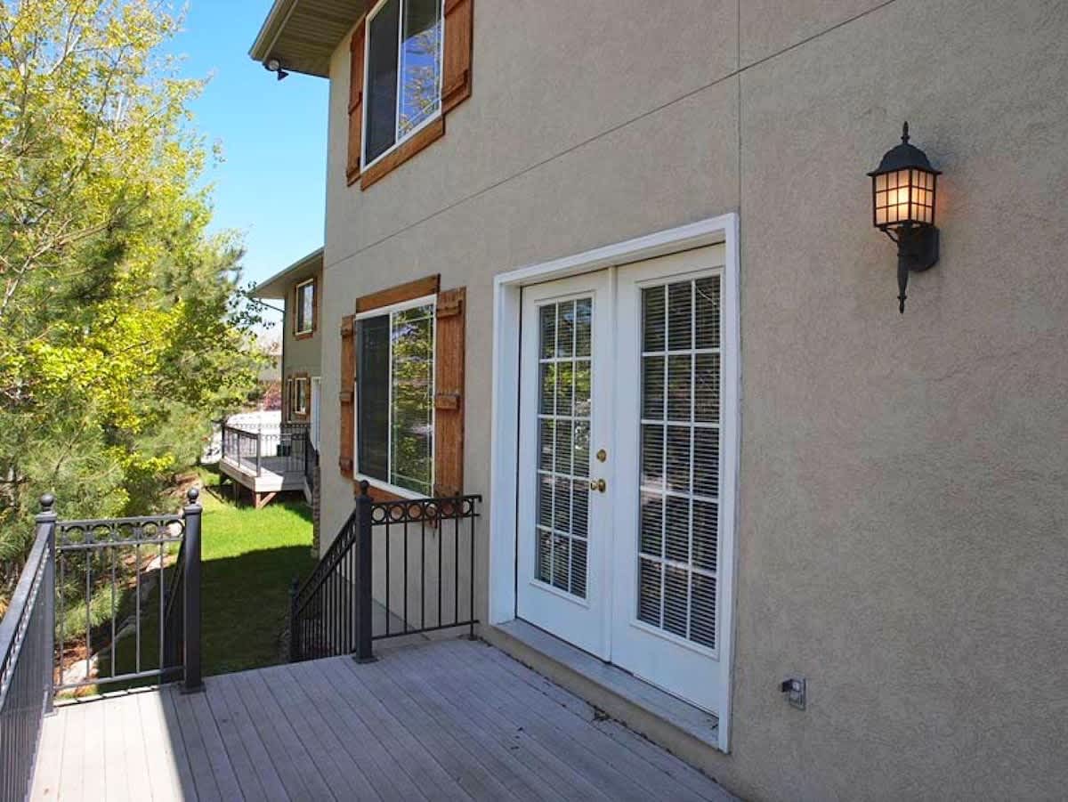 Back deck to hot tub with beautiful wooded park view