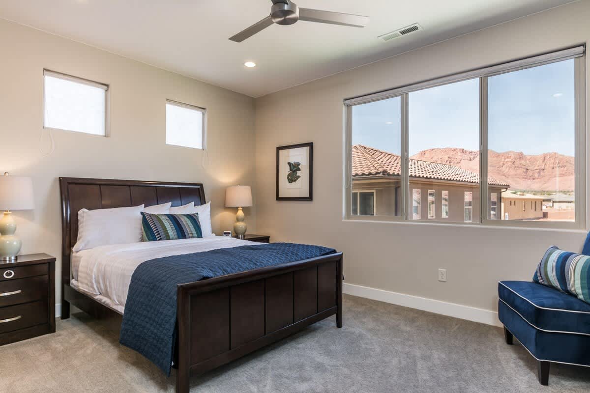 Bedroom 3 - Queen bed, upstairs