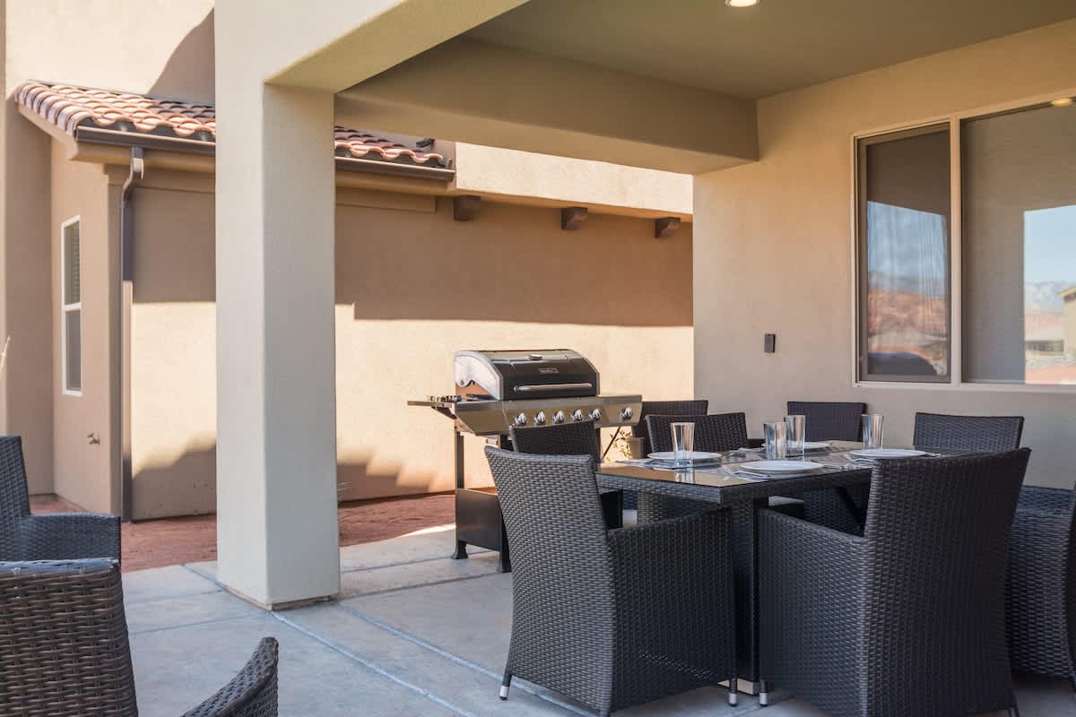Patio with dining set for 6, BBQ and fire pit