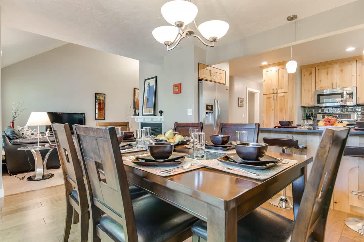 Gorgeous remodeled open concept kitchen with dining table for 6