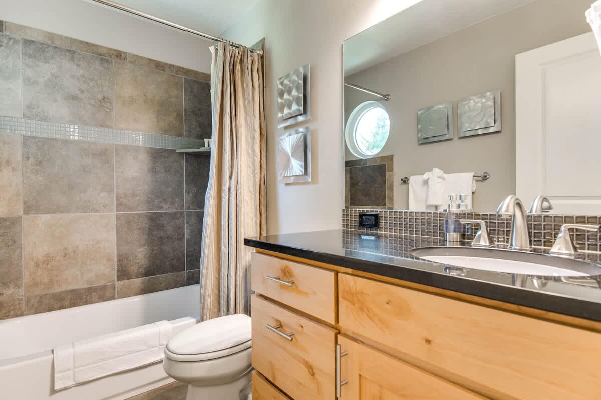 Bathroom 2 with tub/shower