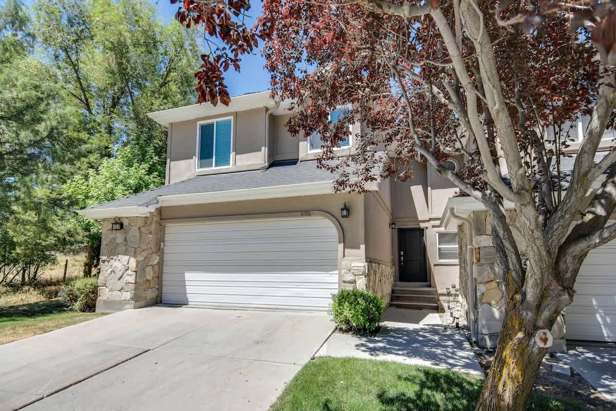 Updated end-unit town home bordering beautiful city park