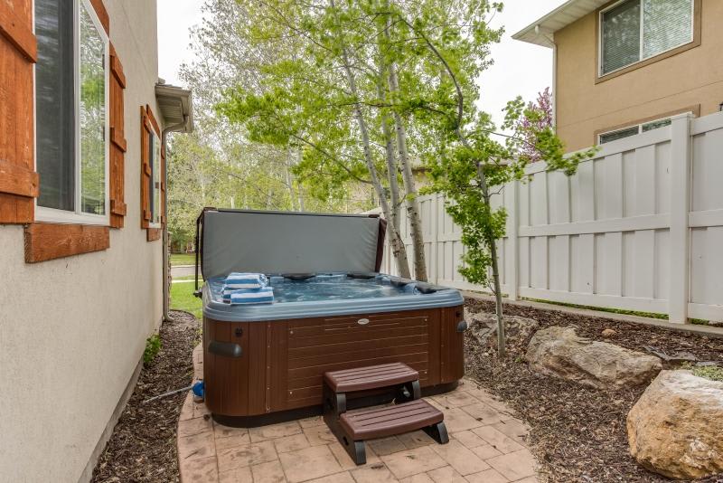 Nice private hot tub in private back courtyard area