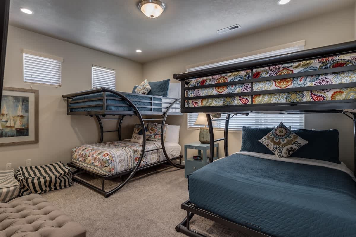 Bedroom 4 with 2 full over full bunk beds