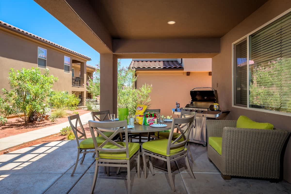 Covered patio with dining for 6 and BBQ