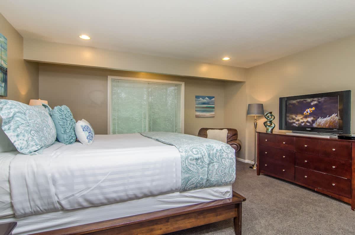 Master Bedroom - King bed, upstairs