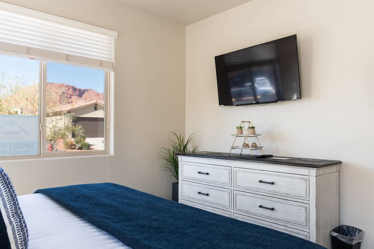  Master Bedroom 2 with large TV and optional separate outside en