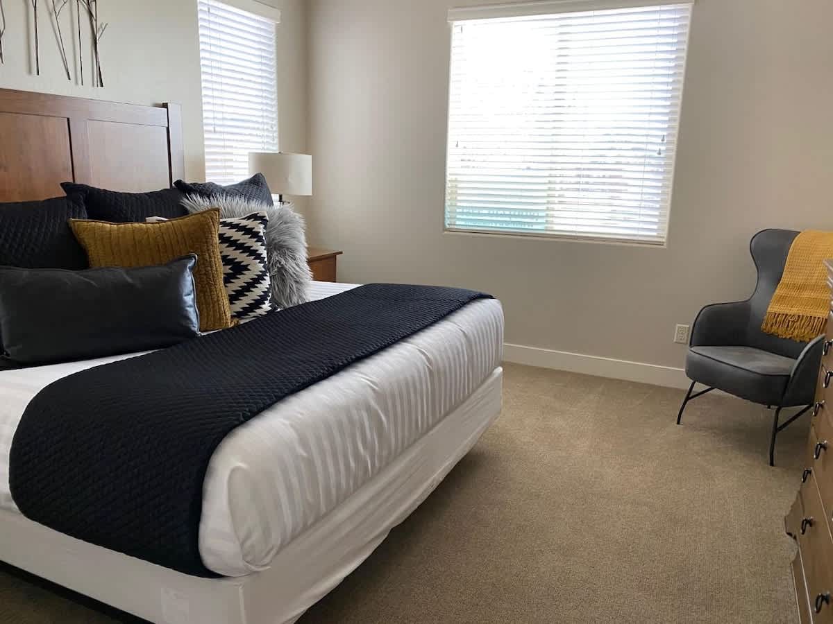 Master bedroom 1, king bed