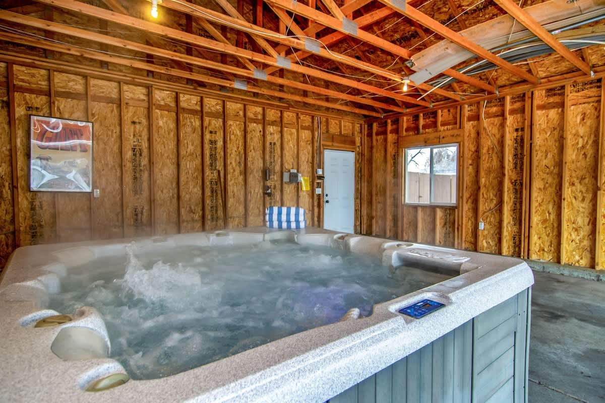 Urban Central in Salt Lake with Indoor Hot Tub 2