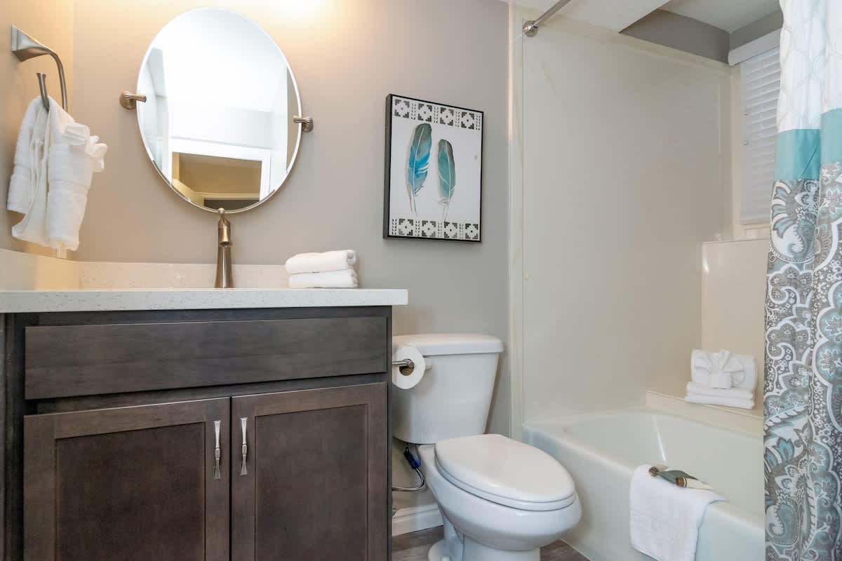 Bathroom with tub/shower