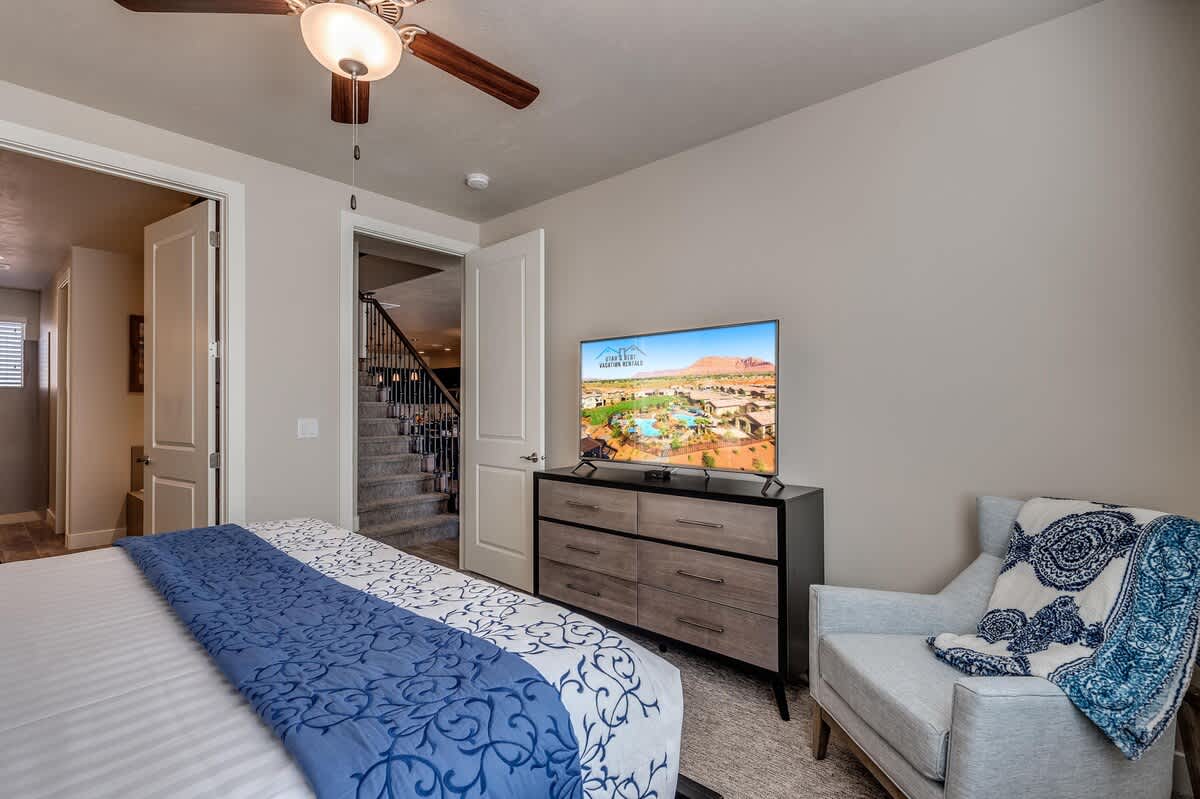 Master bedroom 1, king bed, main level