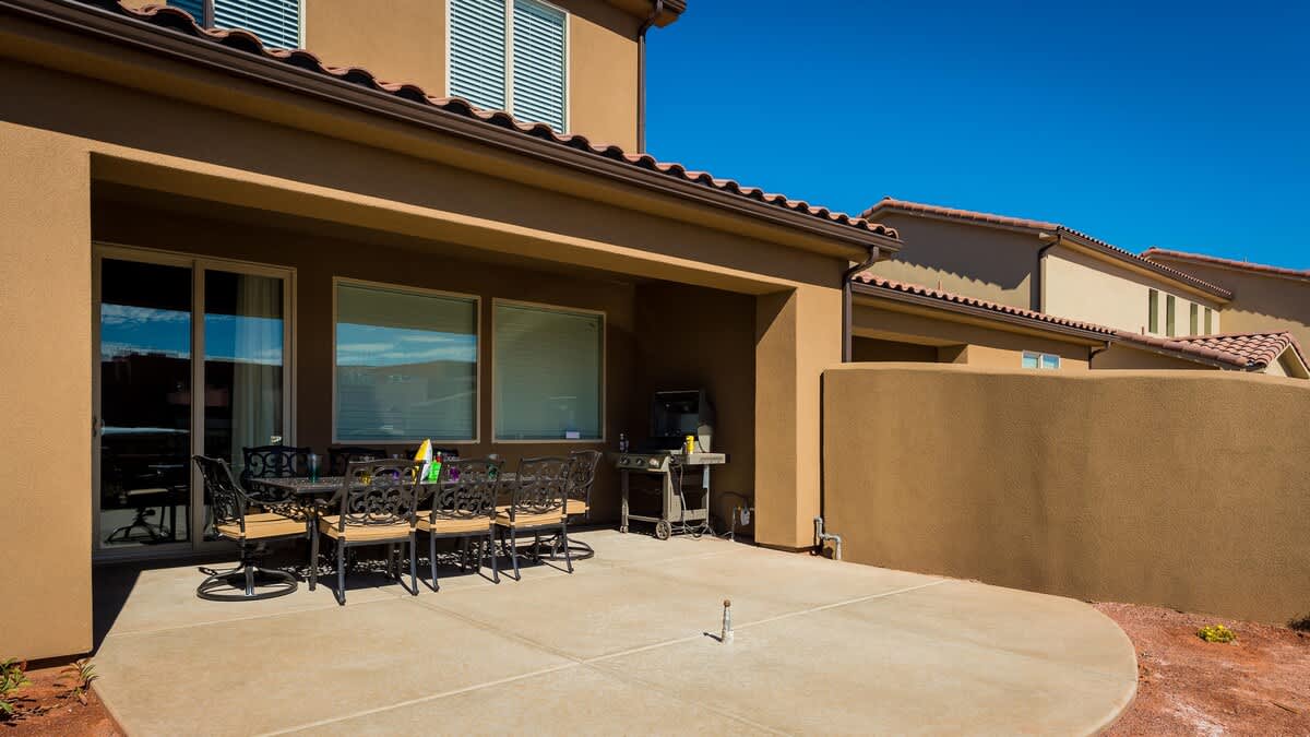  Covered patio with dining set for 8 and BBQ