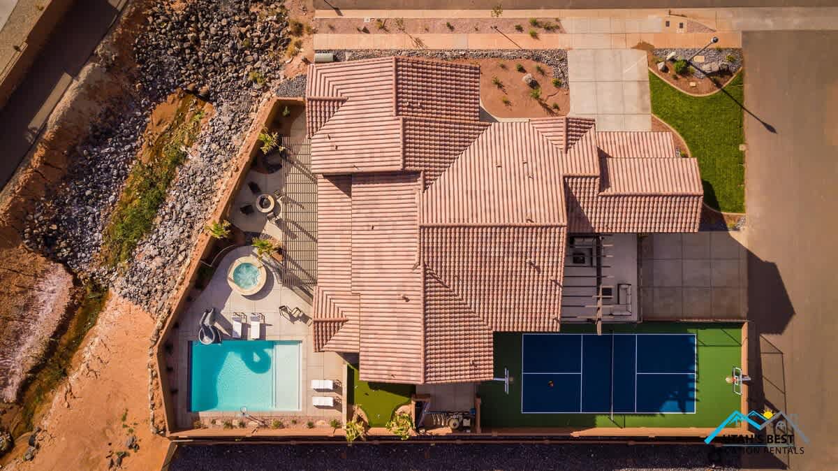 Enjoy your own private pool, hot tub, pickleball court, golf gre