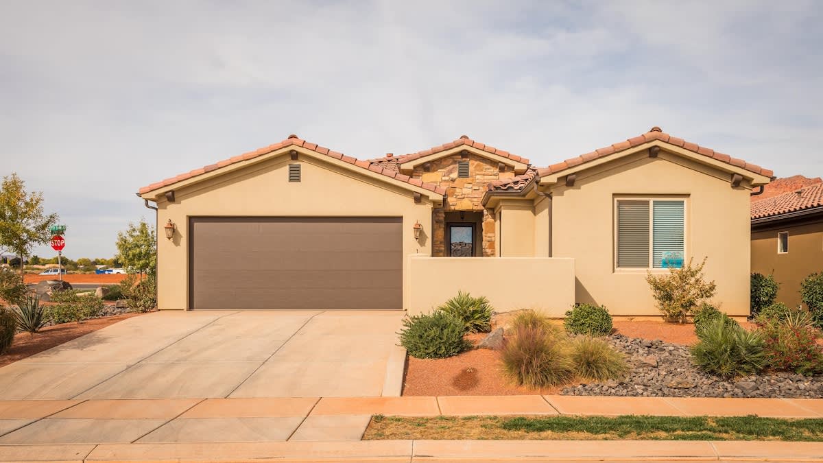 Beautiful single-level home with 2-car garage near the pools