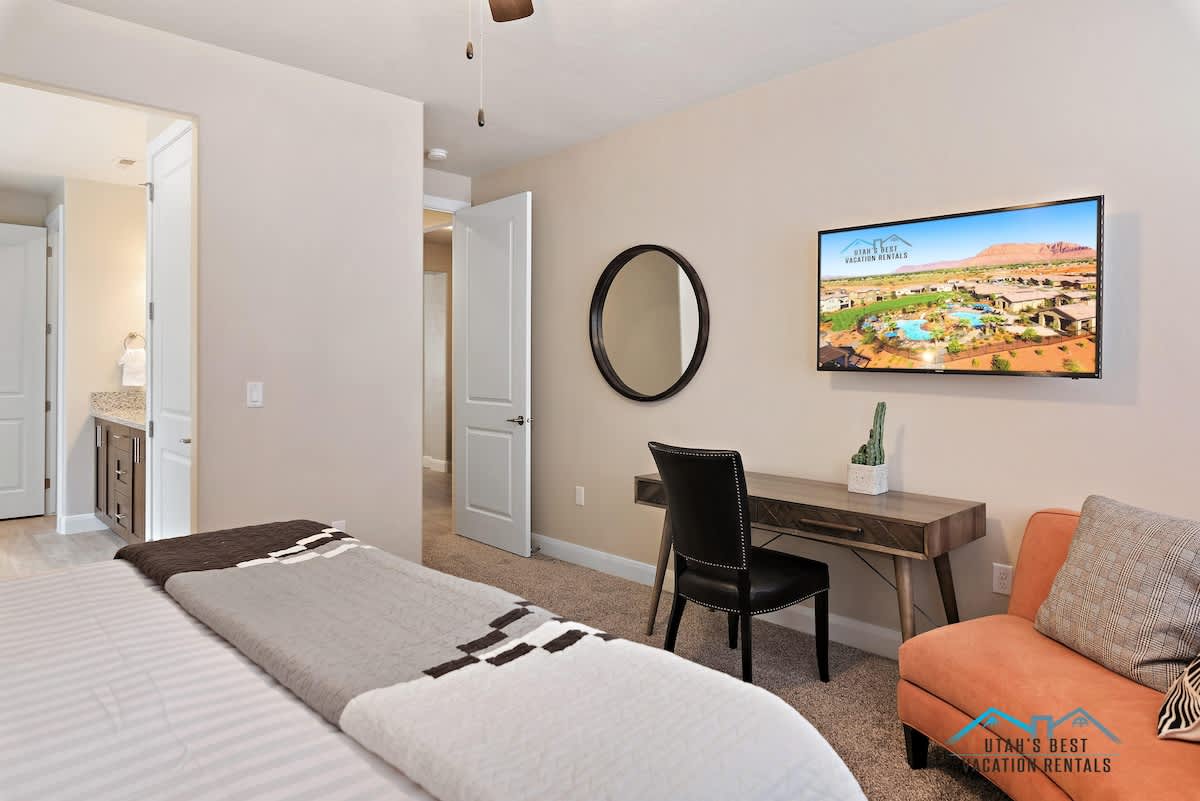  Master bedroom 1, main level, king bed