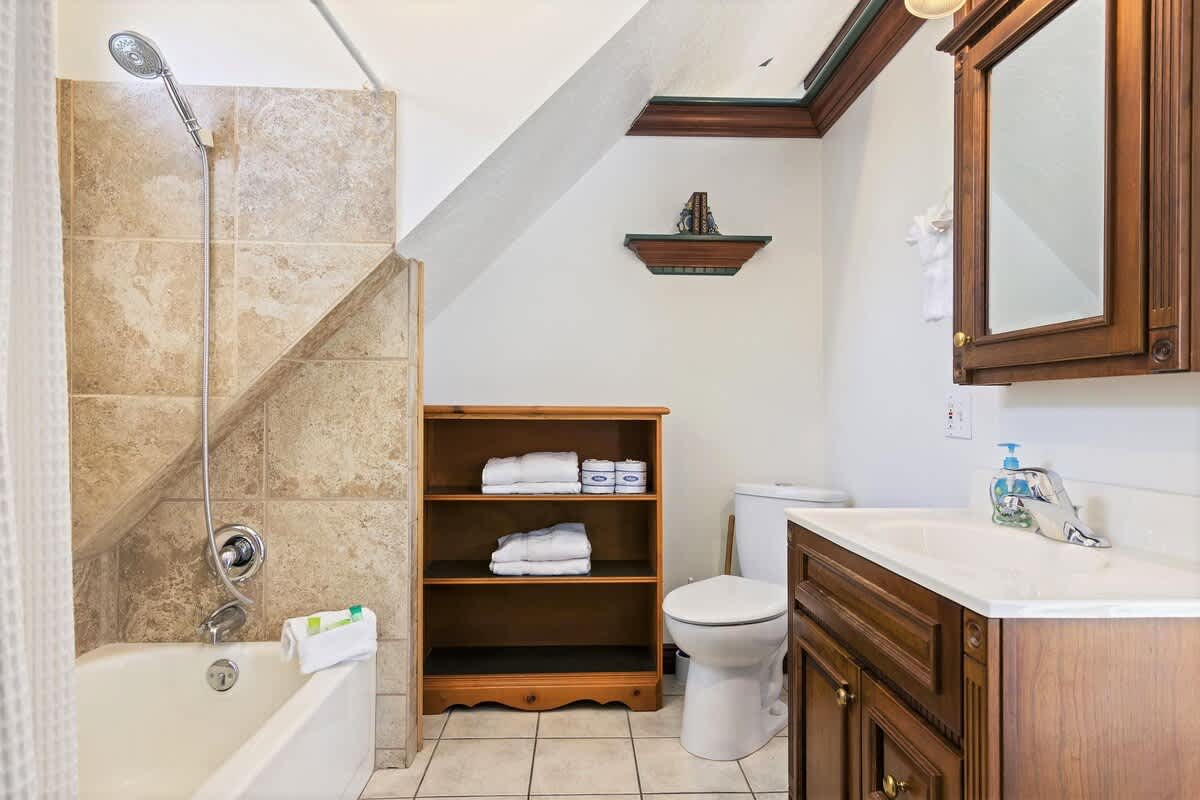 Guesthouse bathroom with tub/shower