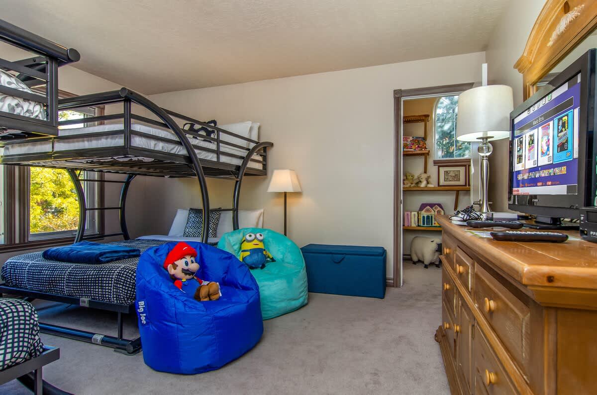 2 full size bunks, Nintendo NES with loaded games