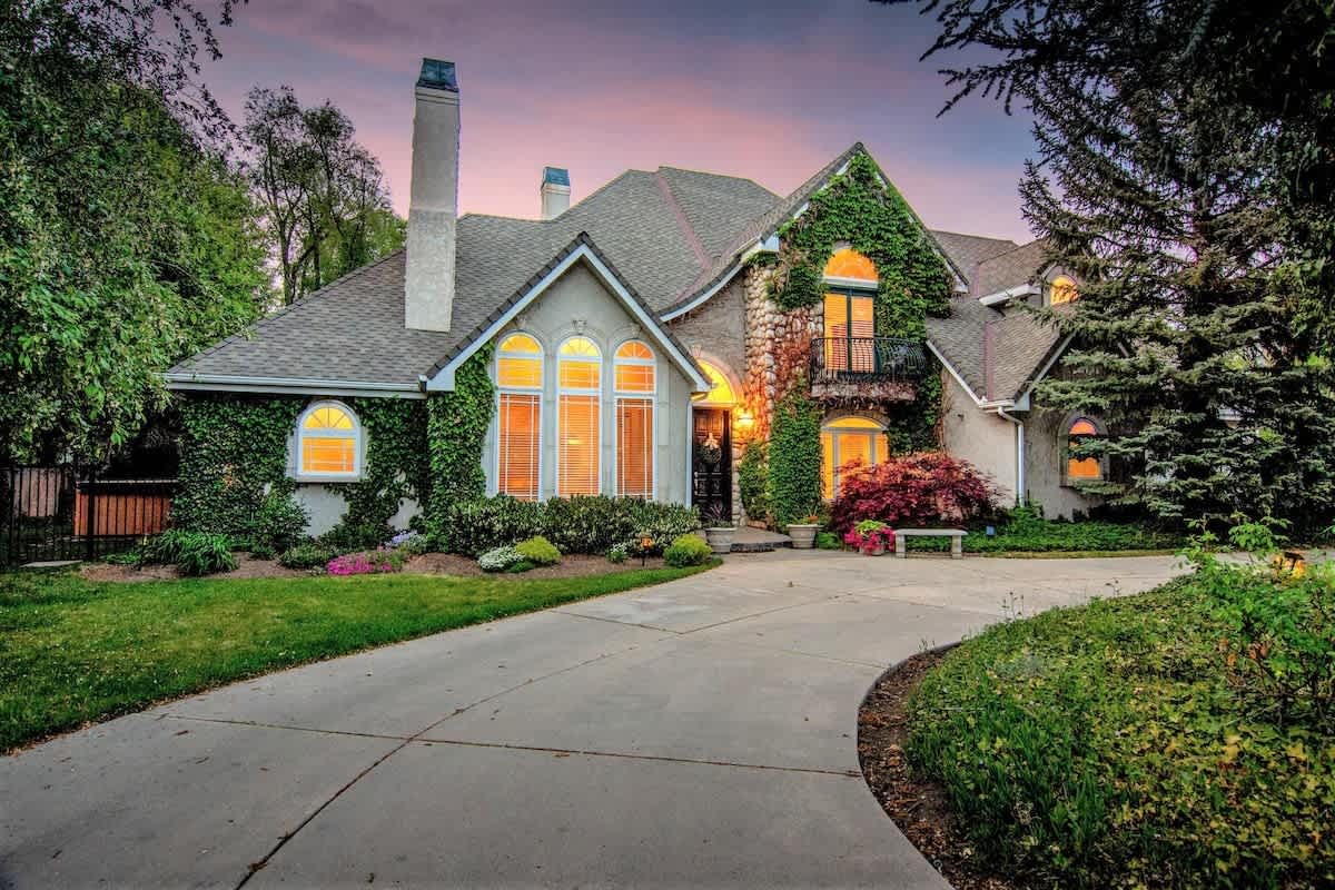 Chateau Woodlands in Salt Lake with Guesthouse and Hot Tub