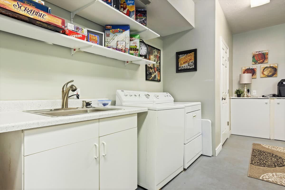 Guesthouse game room and 2nd laundry with games and 2 TVs