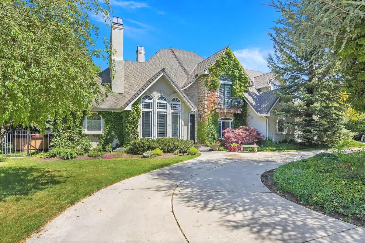 Gorgeous woodland Chateau in upscale area of Salt Lake
