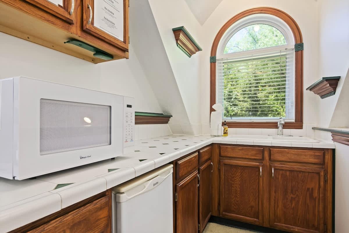 Guesthouse kitchenette with sink, microwave, fridge