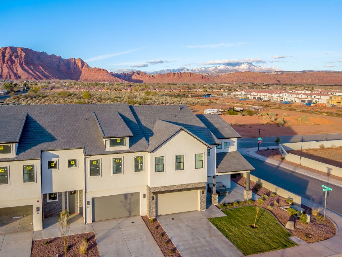End unit in a picture-perfect red rock setting