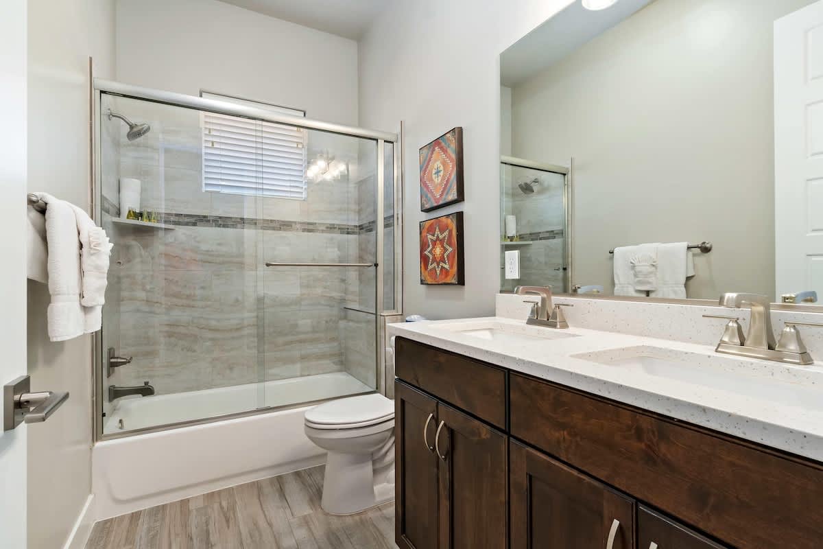 Bathroom with tub/shower