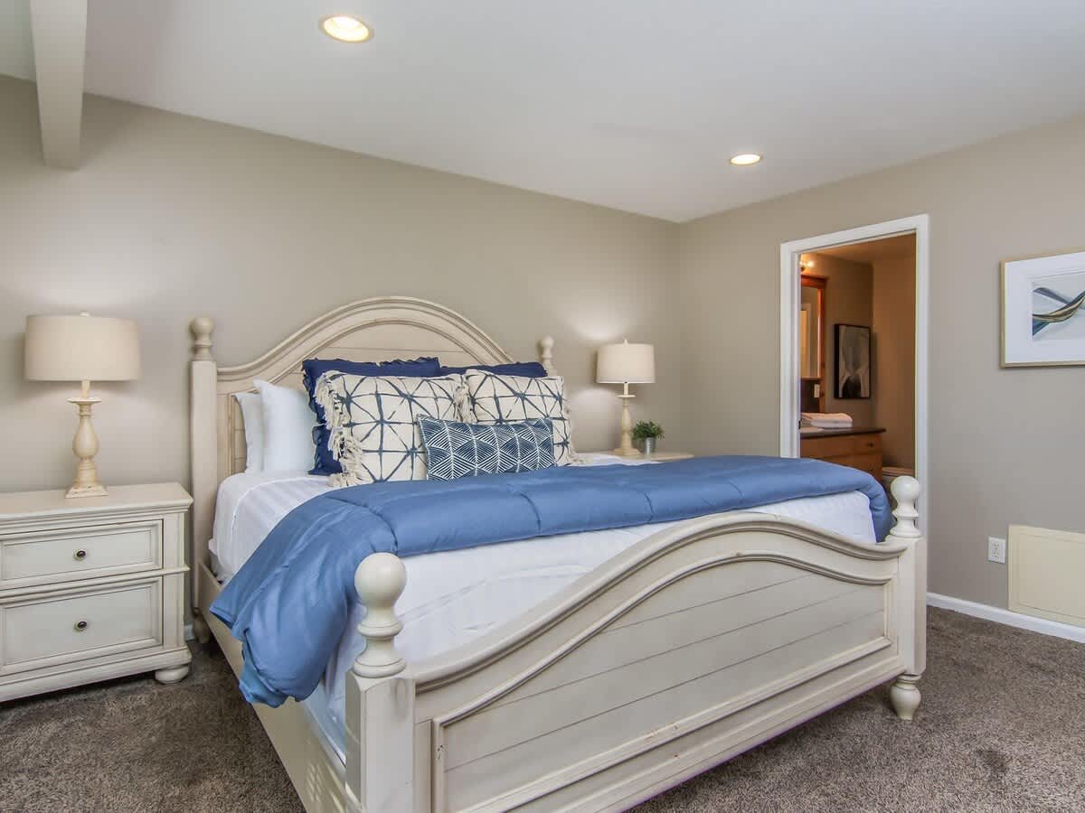 Master suite king bed