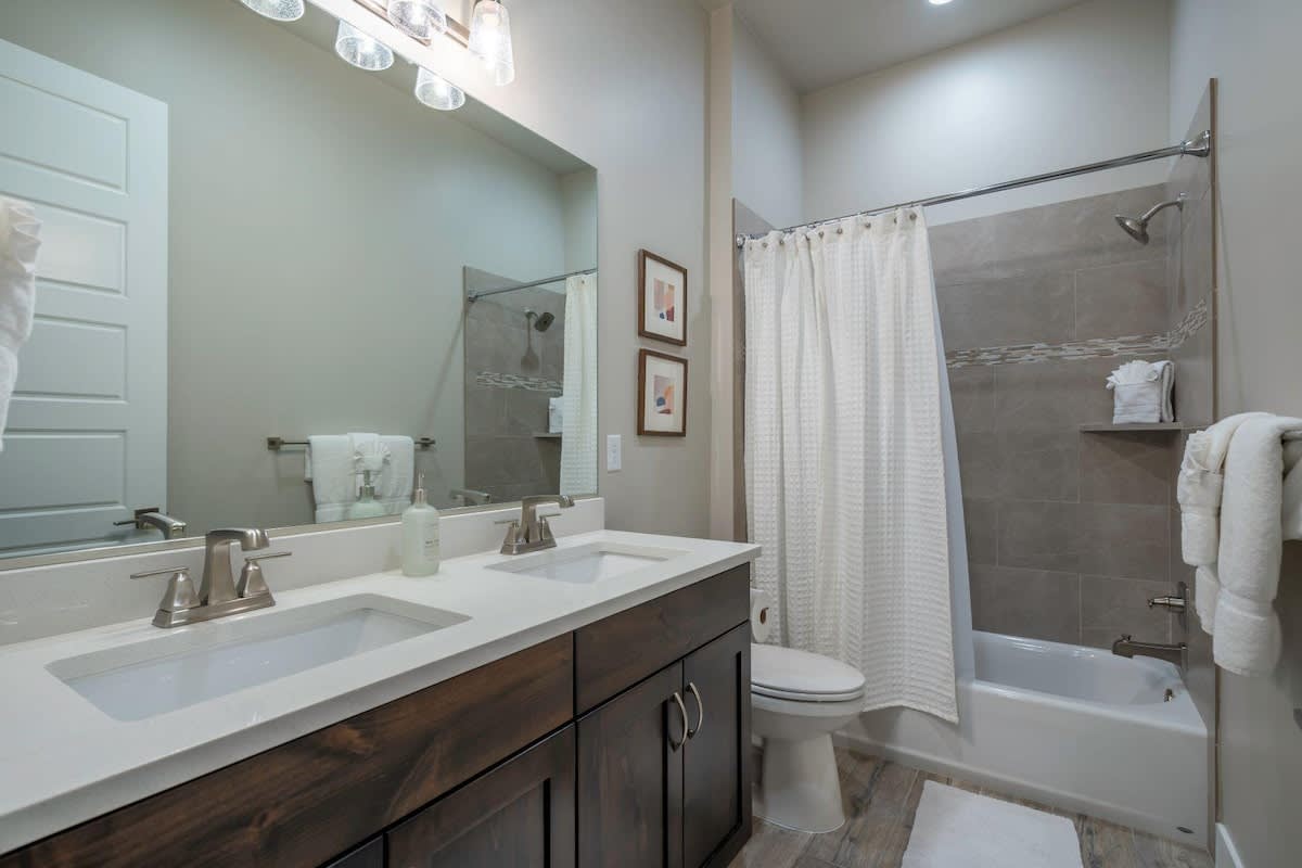 Bathroom 6 with tub/shower