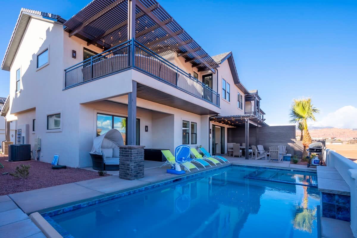 Gorgeous private pool and hot tub with fire pit and balcony
