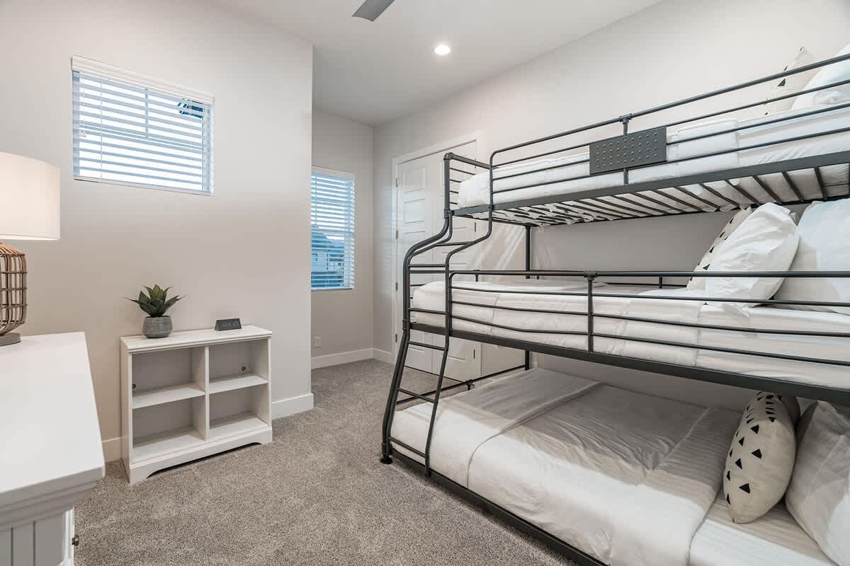 Bunk room 5 with twin over 2 full beds sleeps 5