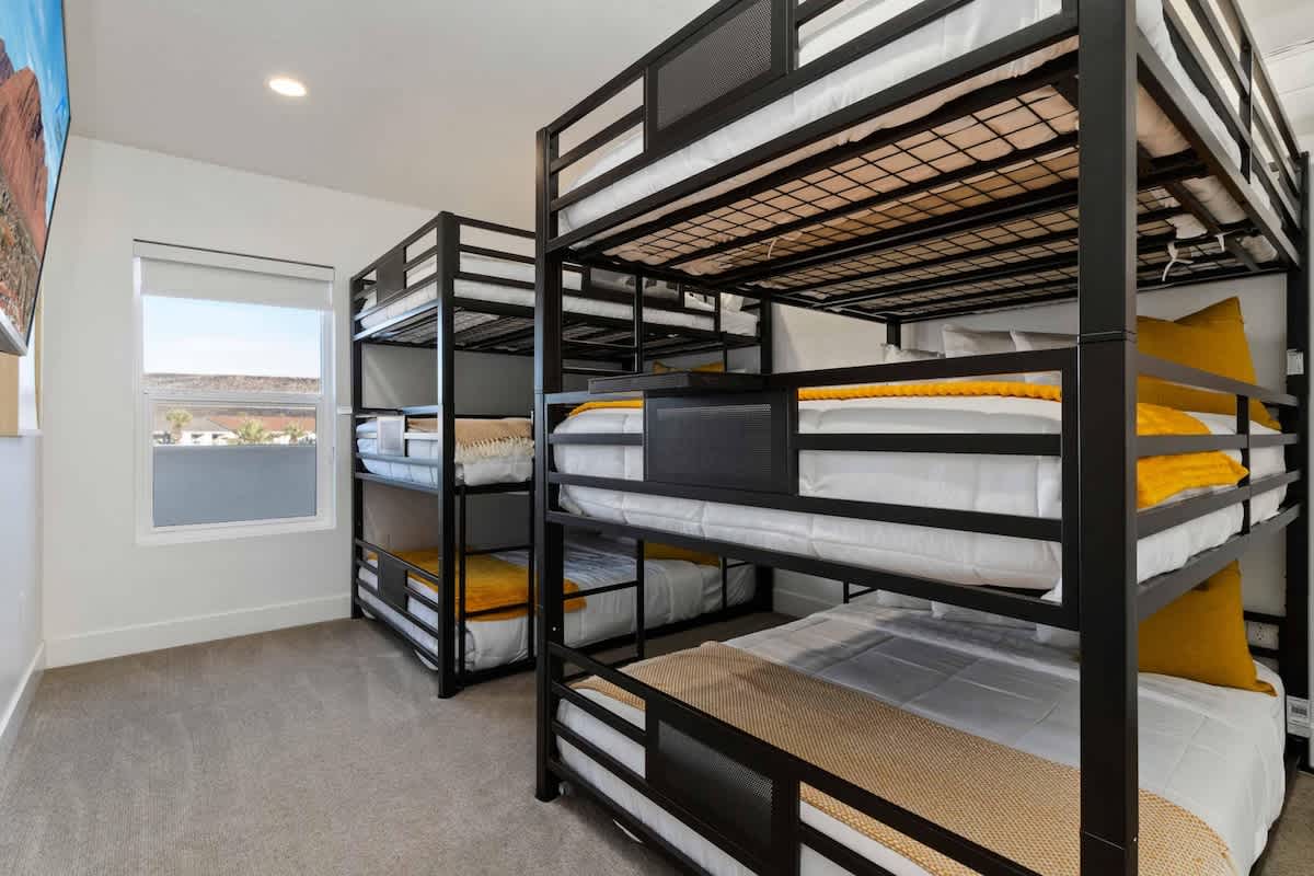 Bunk room with 2 triple twin bunks