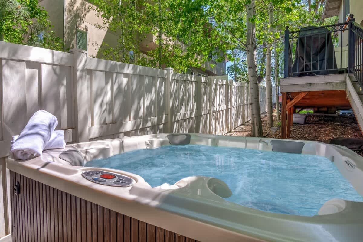 Small courtyard in back with nice private hot tub