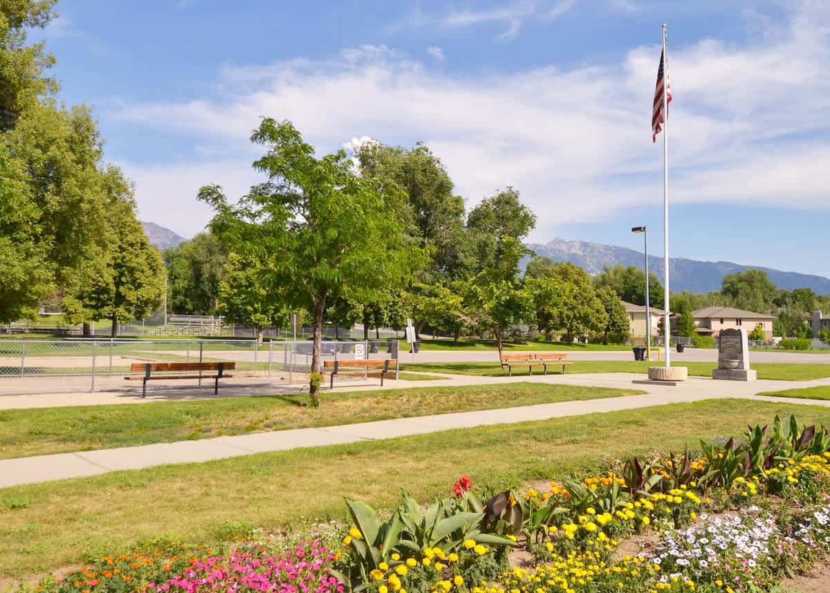 Beautiful park next door for nature walks and space for kids to 