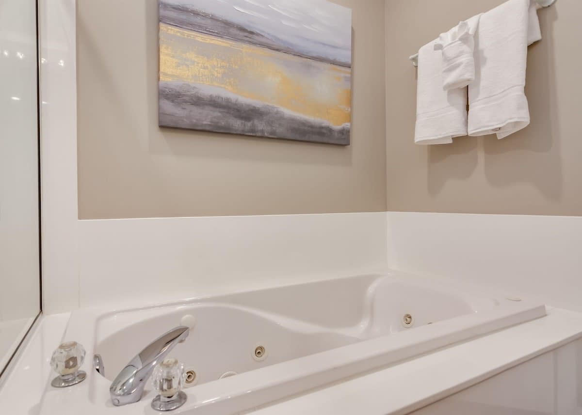 Tub in master bathrom