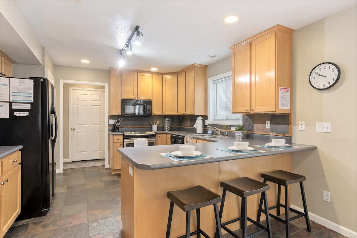 House 2 fully equipped kitchen with bar seating for 3