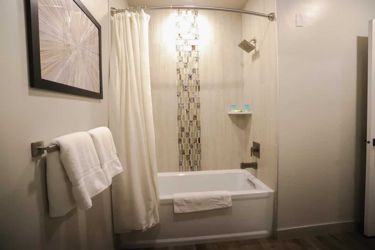 Bedroom Bathroom 2 with tub/shower