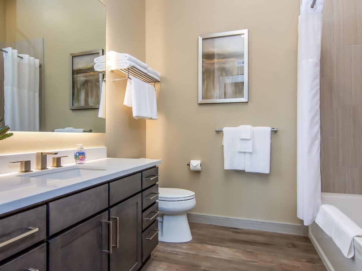 Bedroom Bathroom 2 with tub/shower and modern vanity
