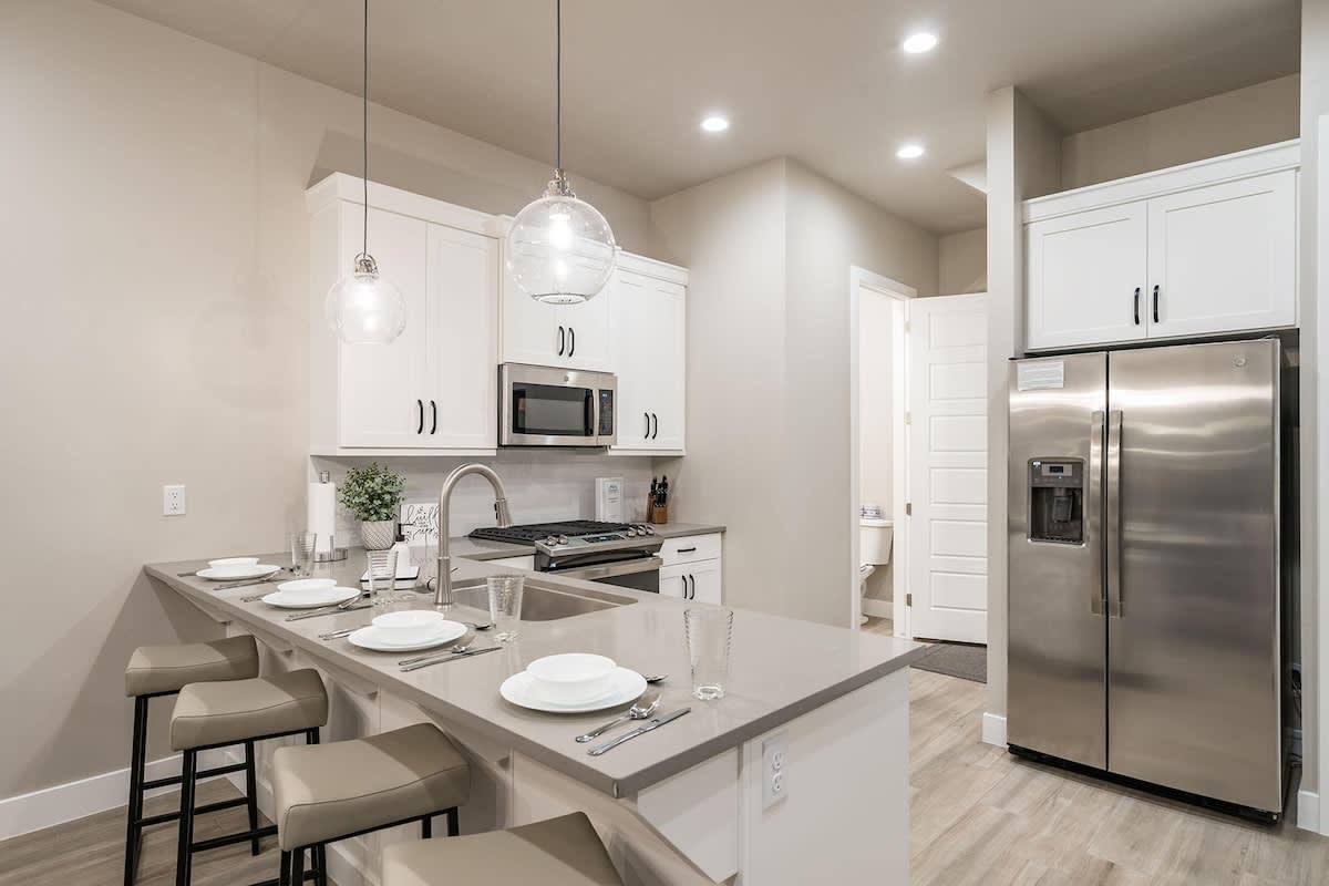 Beautiful fully-stocked kitchen with bar seating for 4