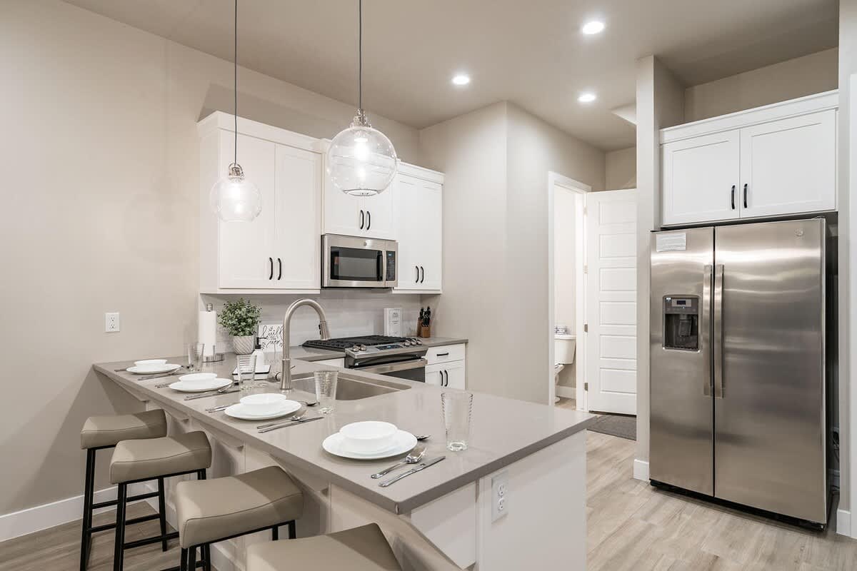 House 30 beautiful fully-stocked kitchen with bar seating for 4