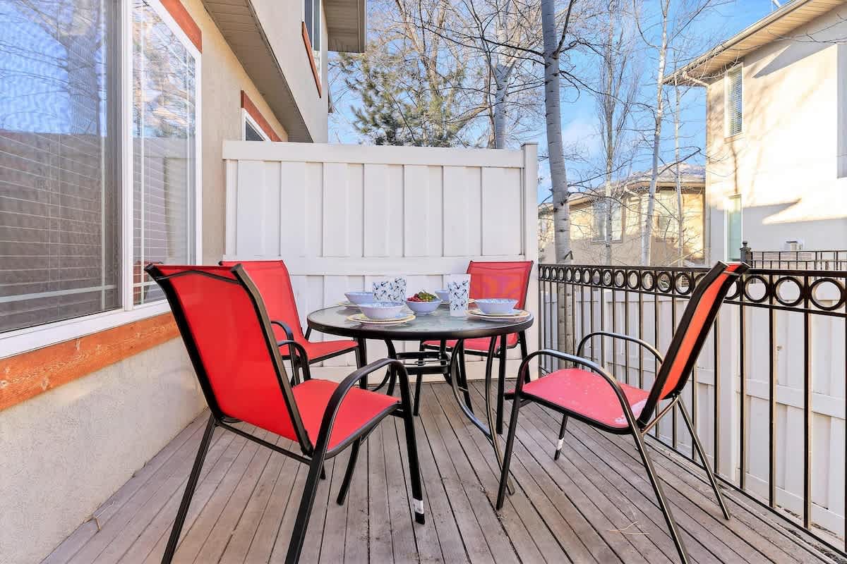 Patio in back with small dining set for 4