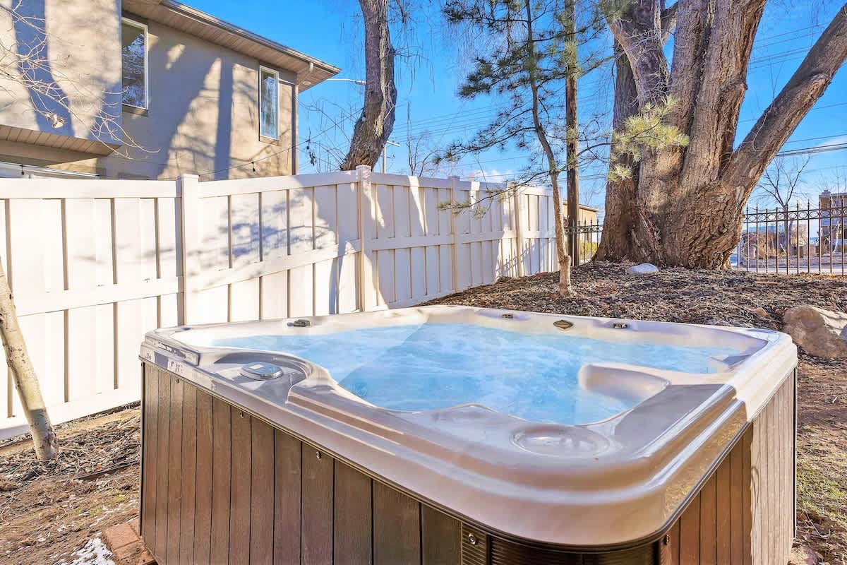 Union Crossroads in Salt Lake with Hot Tub and Park